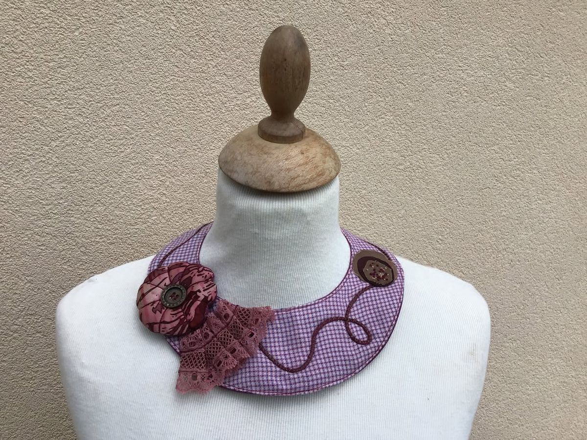 Col plastron en vichy violet avec fleur en tissu