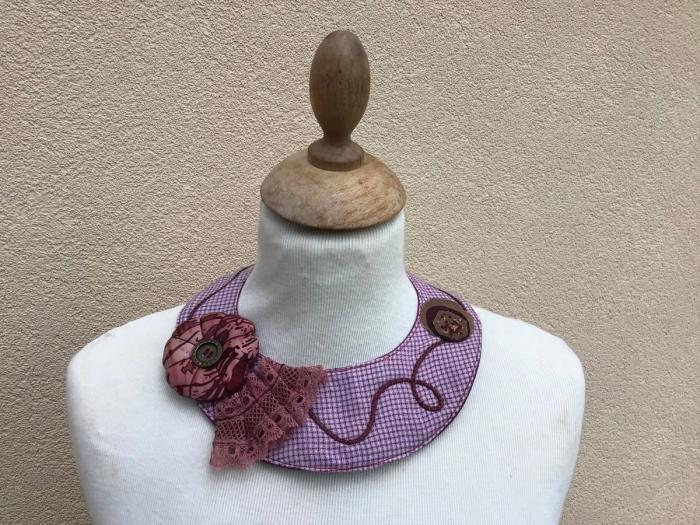 Col plastron en vichy violet avec fleur en tissu