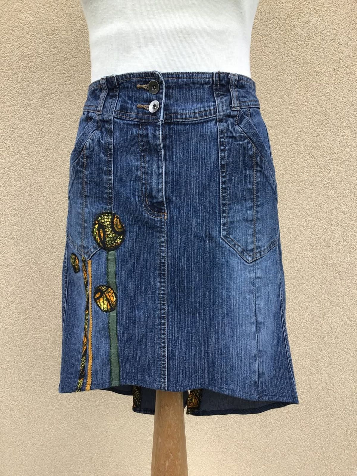 Jupe en jean avec appliques rondes et galon brodé