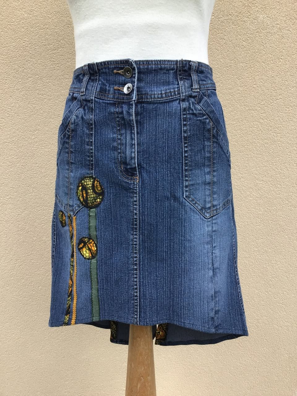 Jupe en jean avec appliques rondes et galon brodé