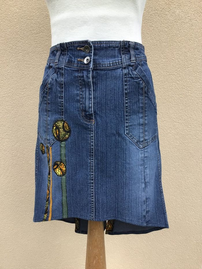 Jupe en jean avec appliques rondes et galon brodé