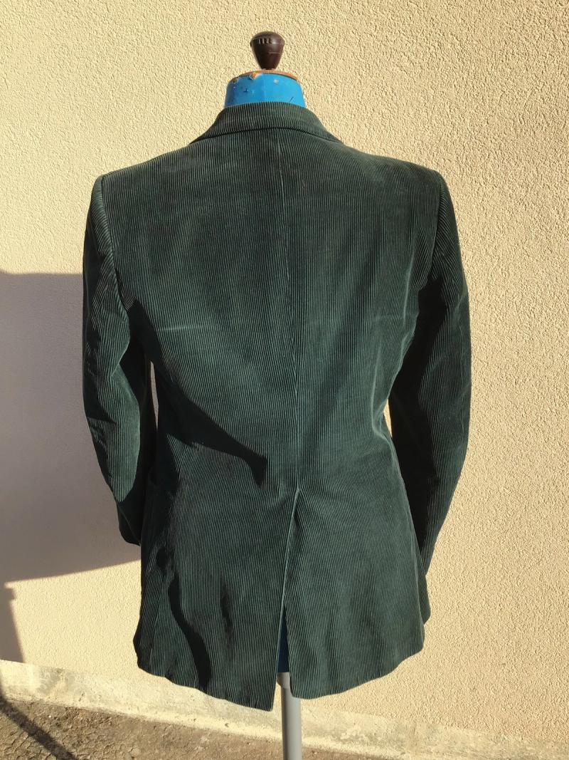 La veste en velours vert avant transformation, de dos