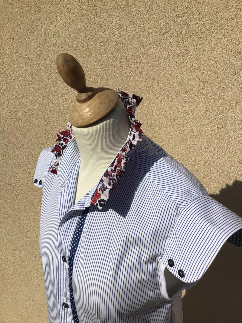 Détail du col fleuri et de la manche courte boutonnée