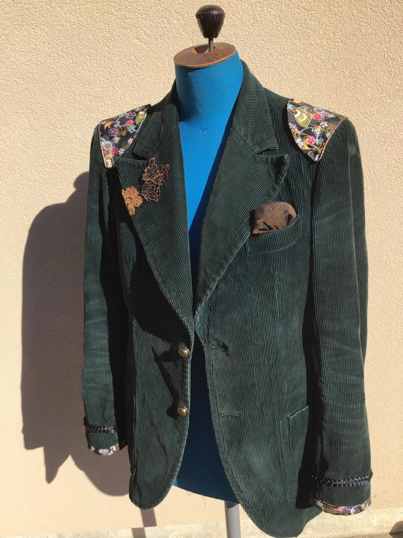 La veste en velours vert vue de trois quarts