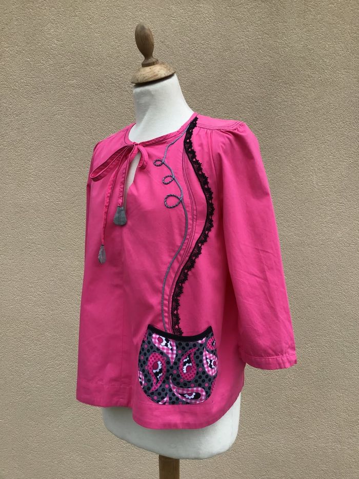 Veste rose avec poche appliquée en tissu cachemire