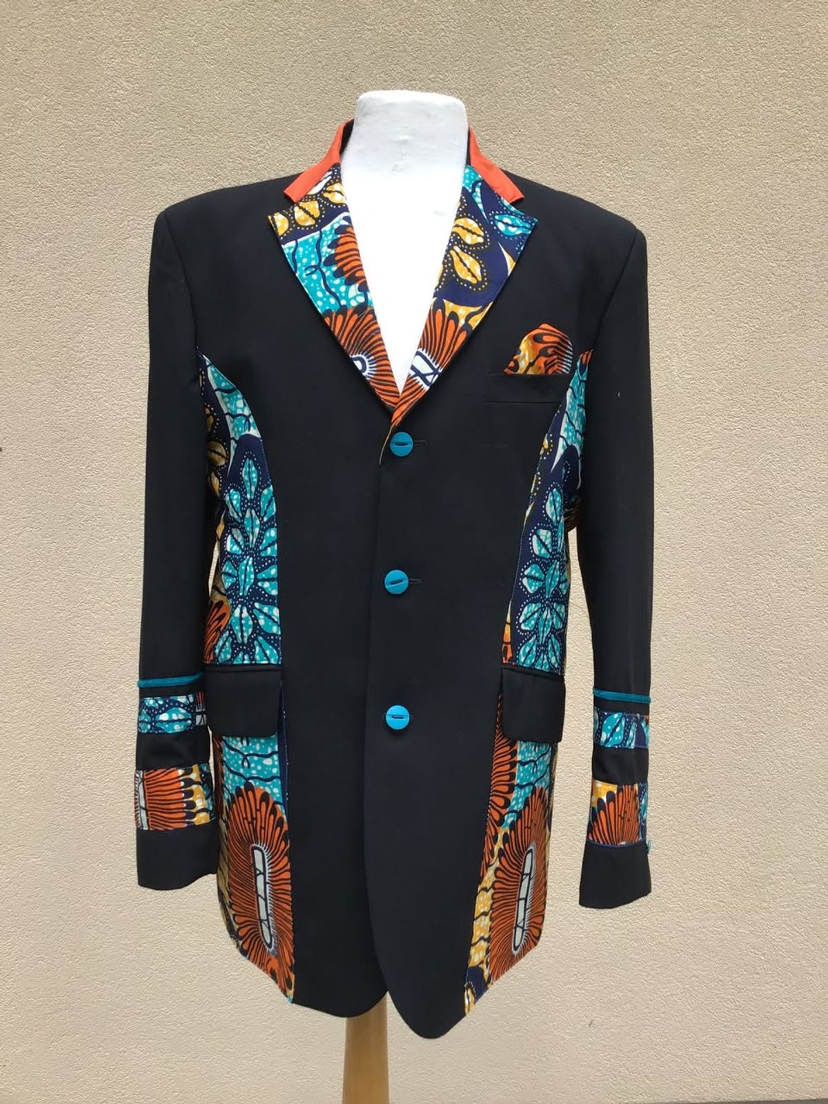 Veste noire avec empiècements en wax bleu et orange