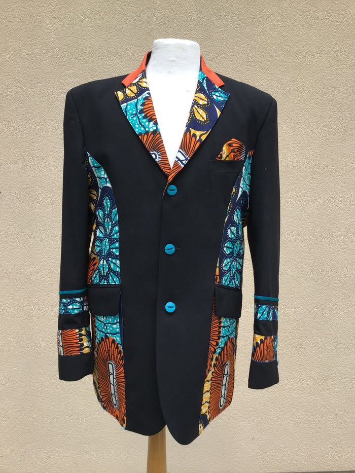 Veste noire avec empiècements en wax bleu et orange