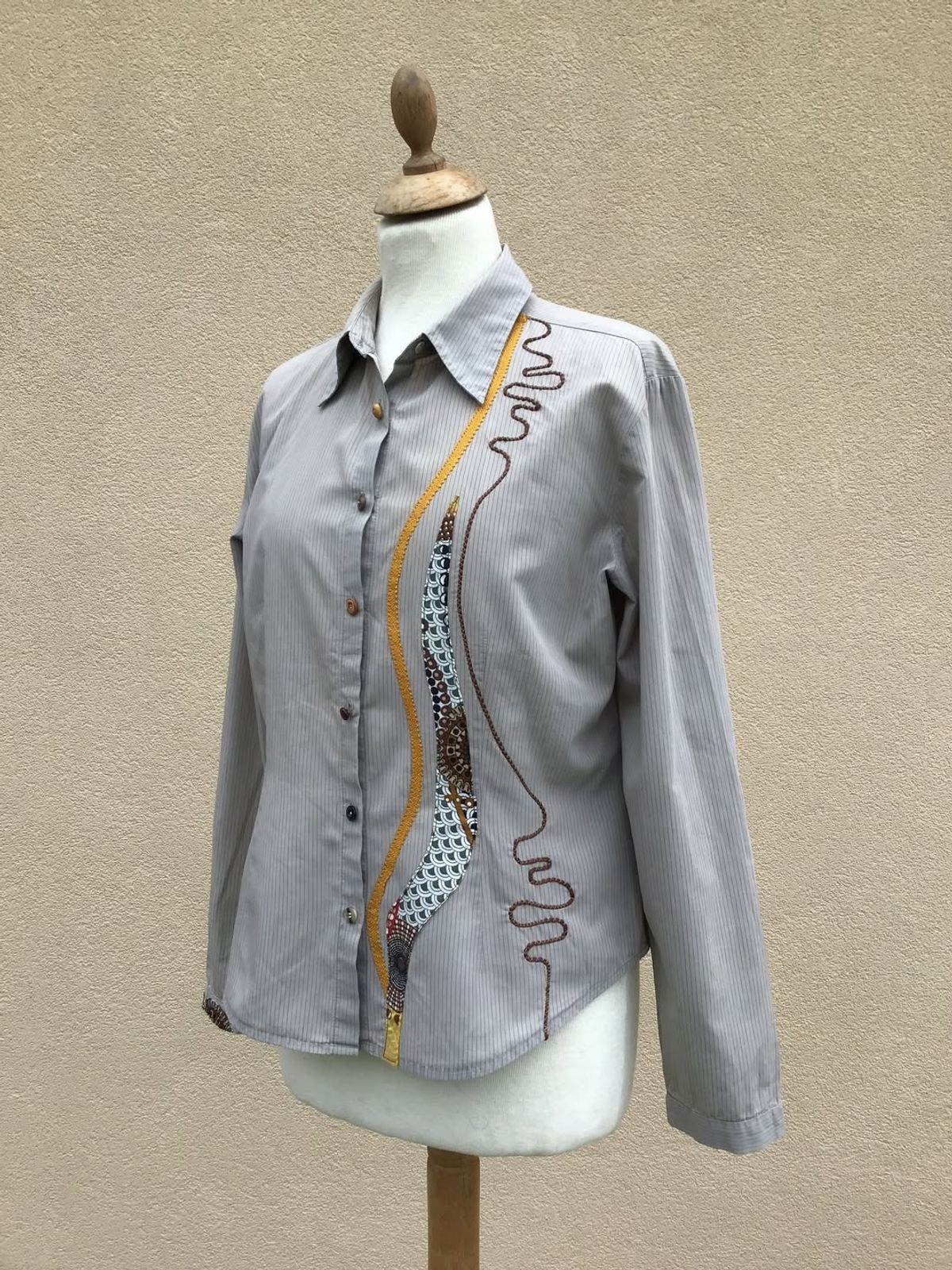 Chemise grise avec ganse ondulée et empiècement à motifs