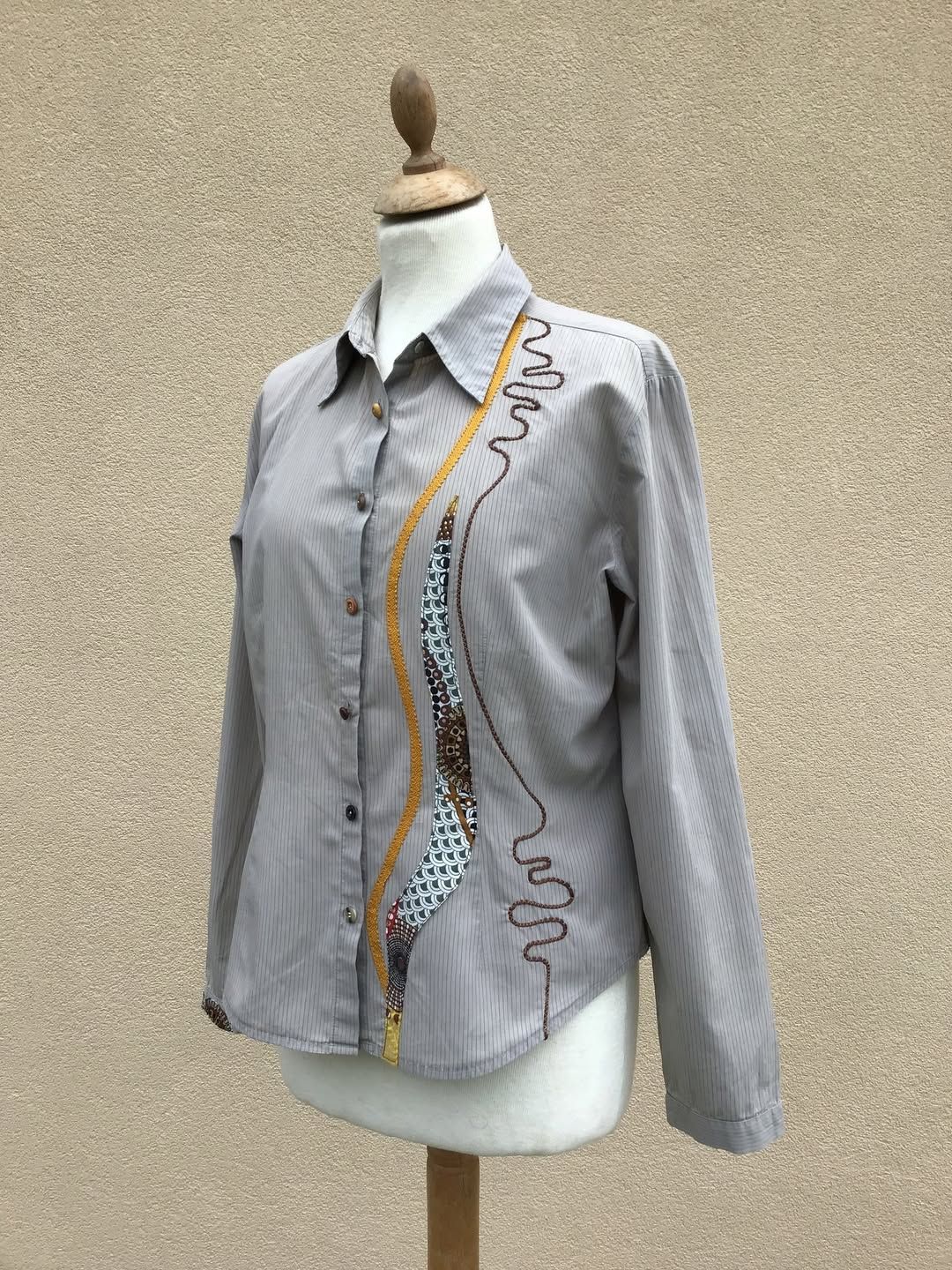 Chemise grise avec ganse ondulée et empiècement à motifs
