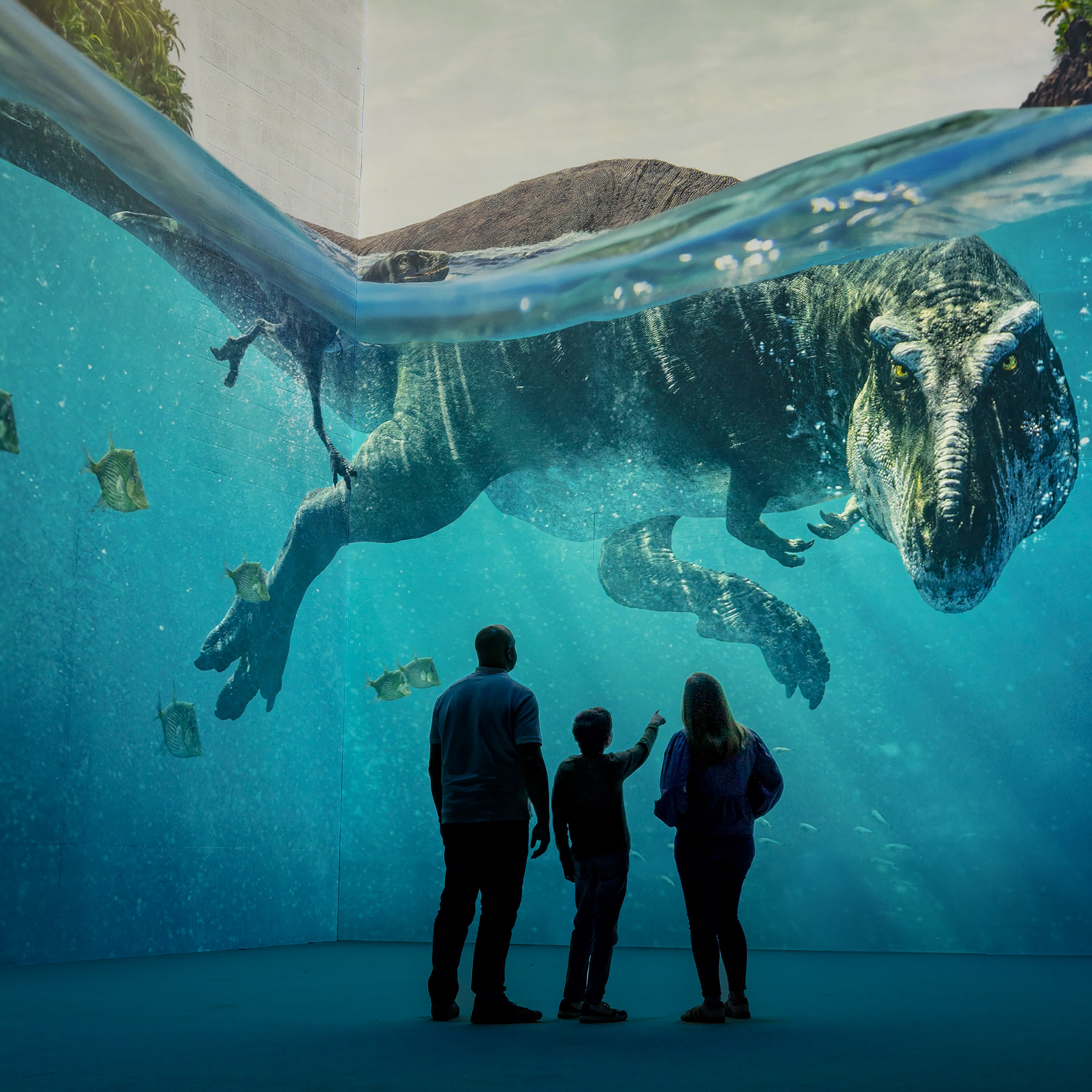 Familj tittar på t-rex som simmar i vattnet framför dem