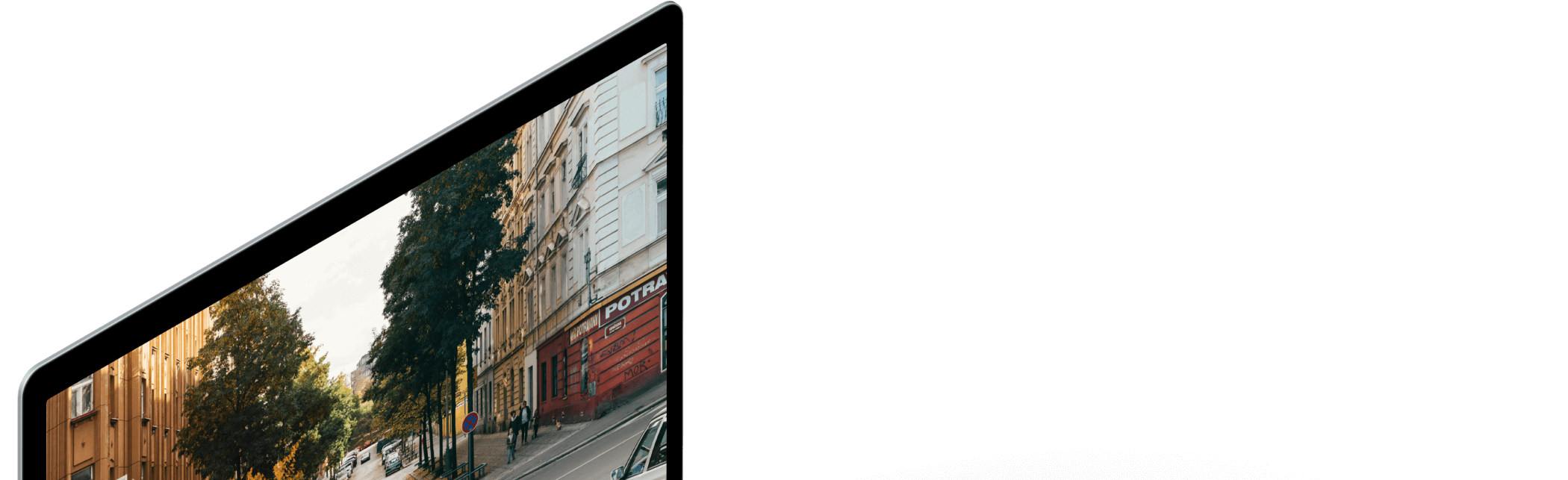 En laptopskärm som visar ett foto på en gata.