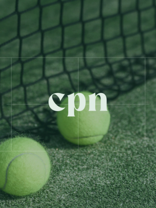 Tre tennisbollar vid nätet på en inomhusbana med CPN Logo över.