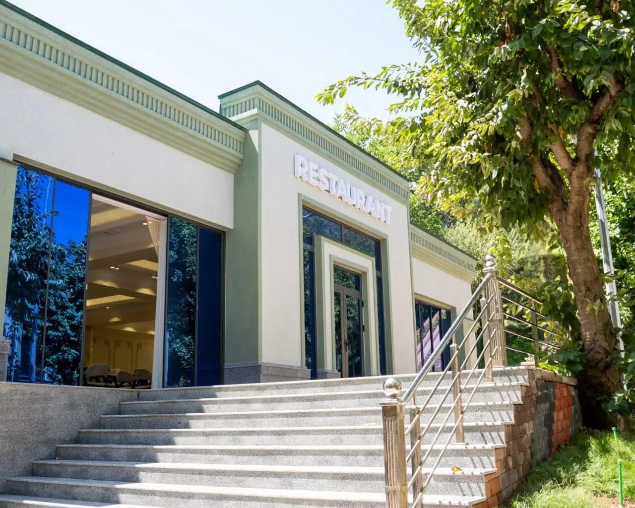 Edelweiss hotel & resort restoraniga kirish