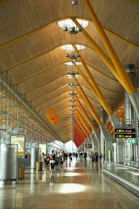 Acciona, Ferrovial, Sacyr, OHLA, y Elecnor pujan por las primeras obras de ampliación de Barajas