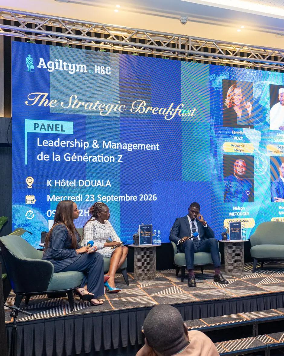 Le panel de The Strategic Breakfast sur la scène du K Hôtel de Douala, devant l'écran de l'événement.