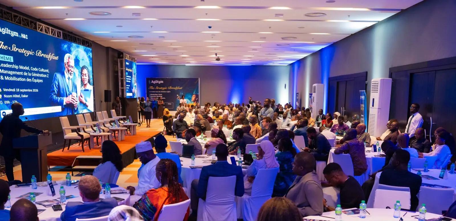 The Strategic Breakfast à Dakar, en septembre 2026 : deux cents dirigeants autour de tables rondes, face à la scène.