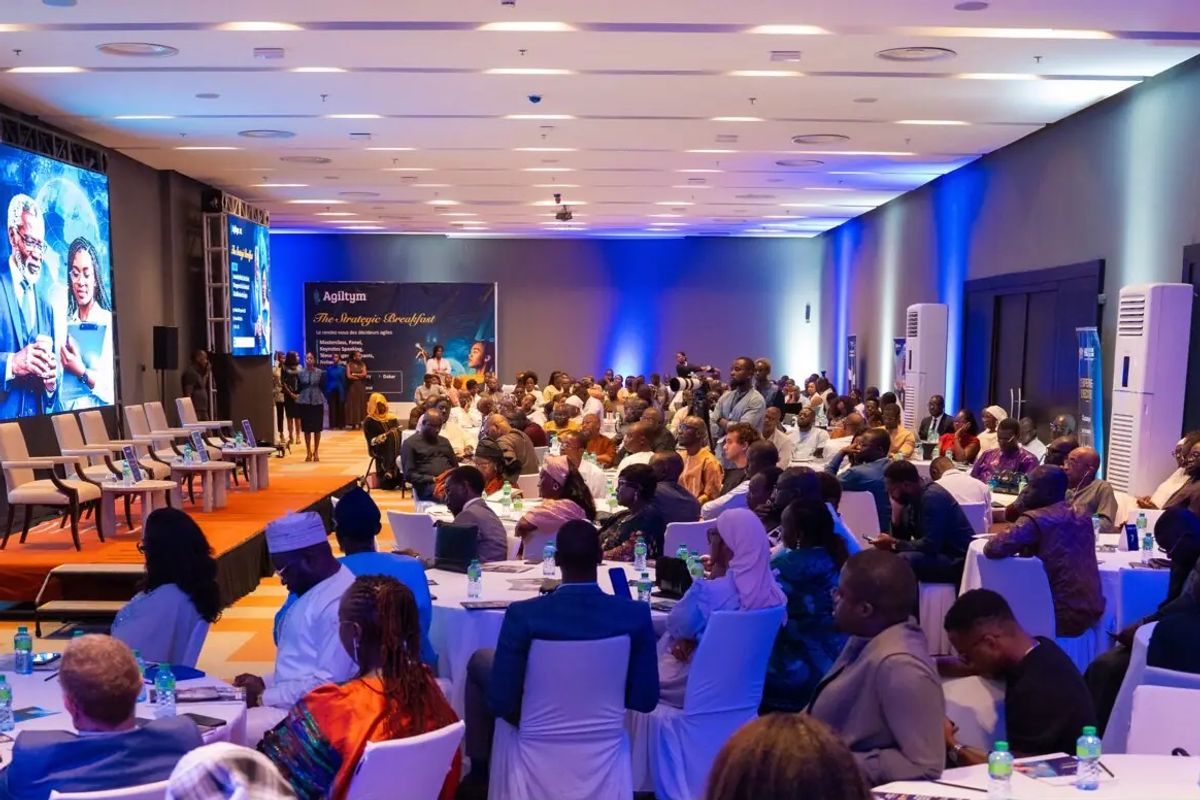 The Strategic Breakfast à Dakar, en septembre 2026 : deux cents dirigeants autour de tables rondes, face à la scène.