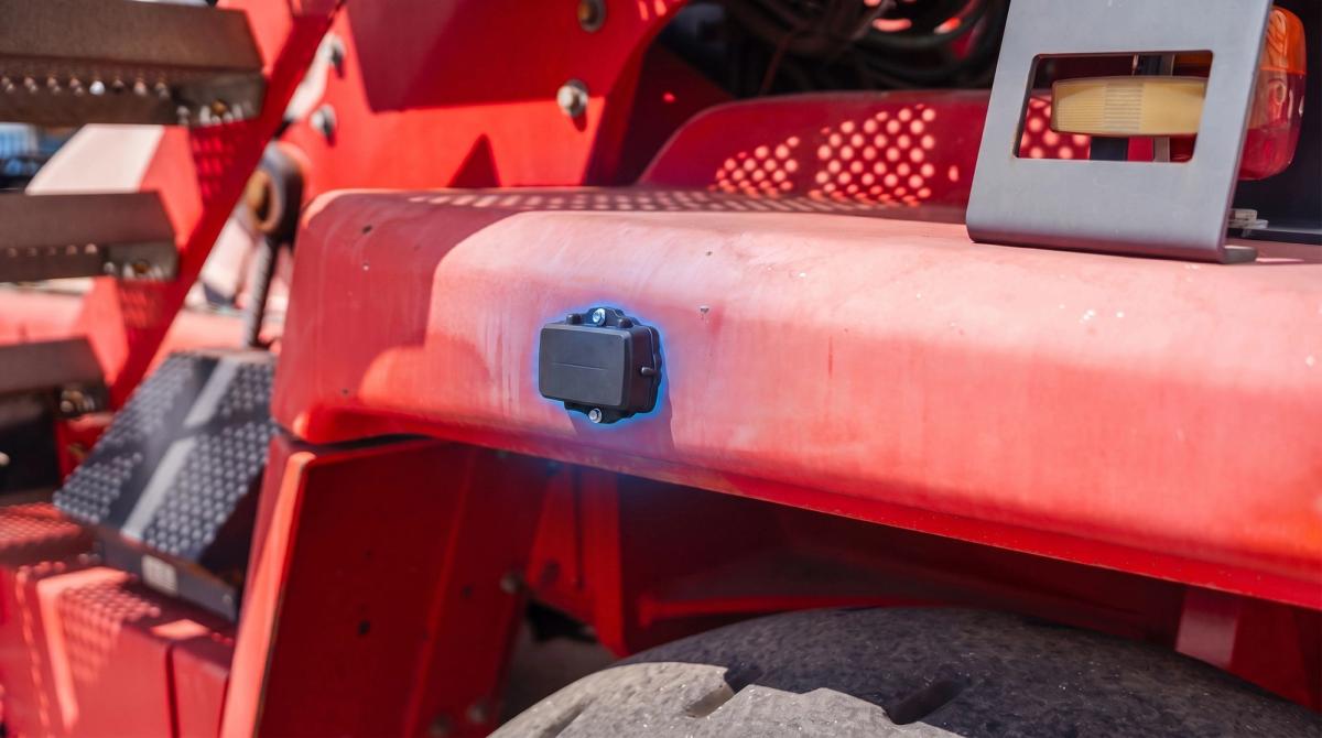 GPS-Tracking für Baumaschinen: Ortungsgerät am Maschinenrahmen montiert