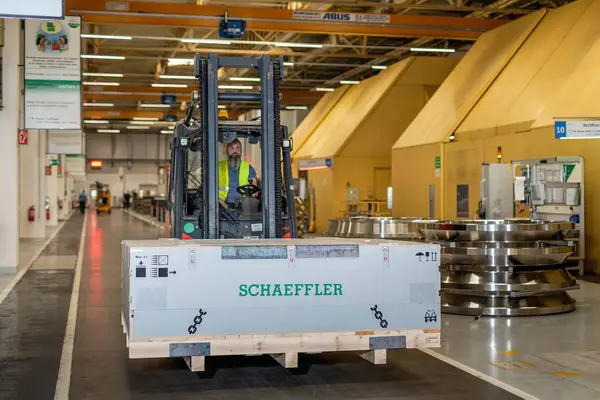 GPS-based tracking in warehouse logistics - Schaeffler expands Smart-Box system