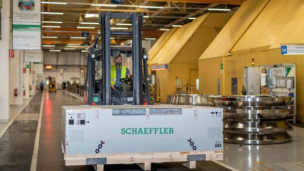 GPS-based Tracking in Large Bearing Logistics – Schaeffler Expands Smart-Box System