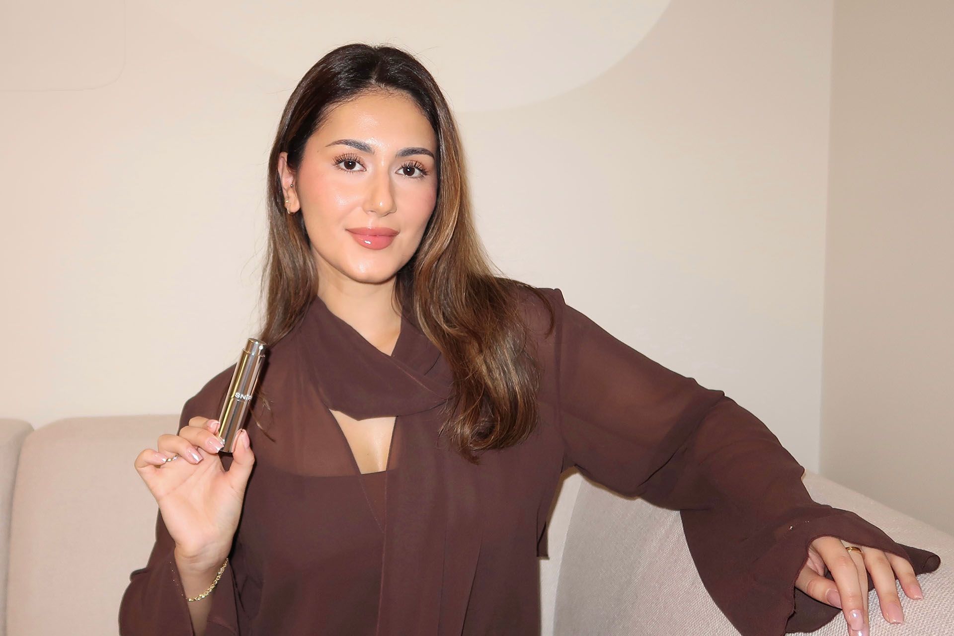 Influencern Rana Sheibani med en liten parfymflaska