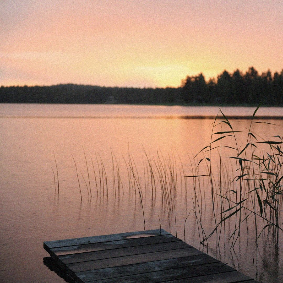 En landskapsbild på en brygga i solnedgången