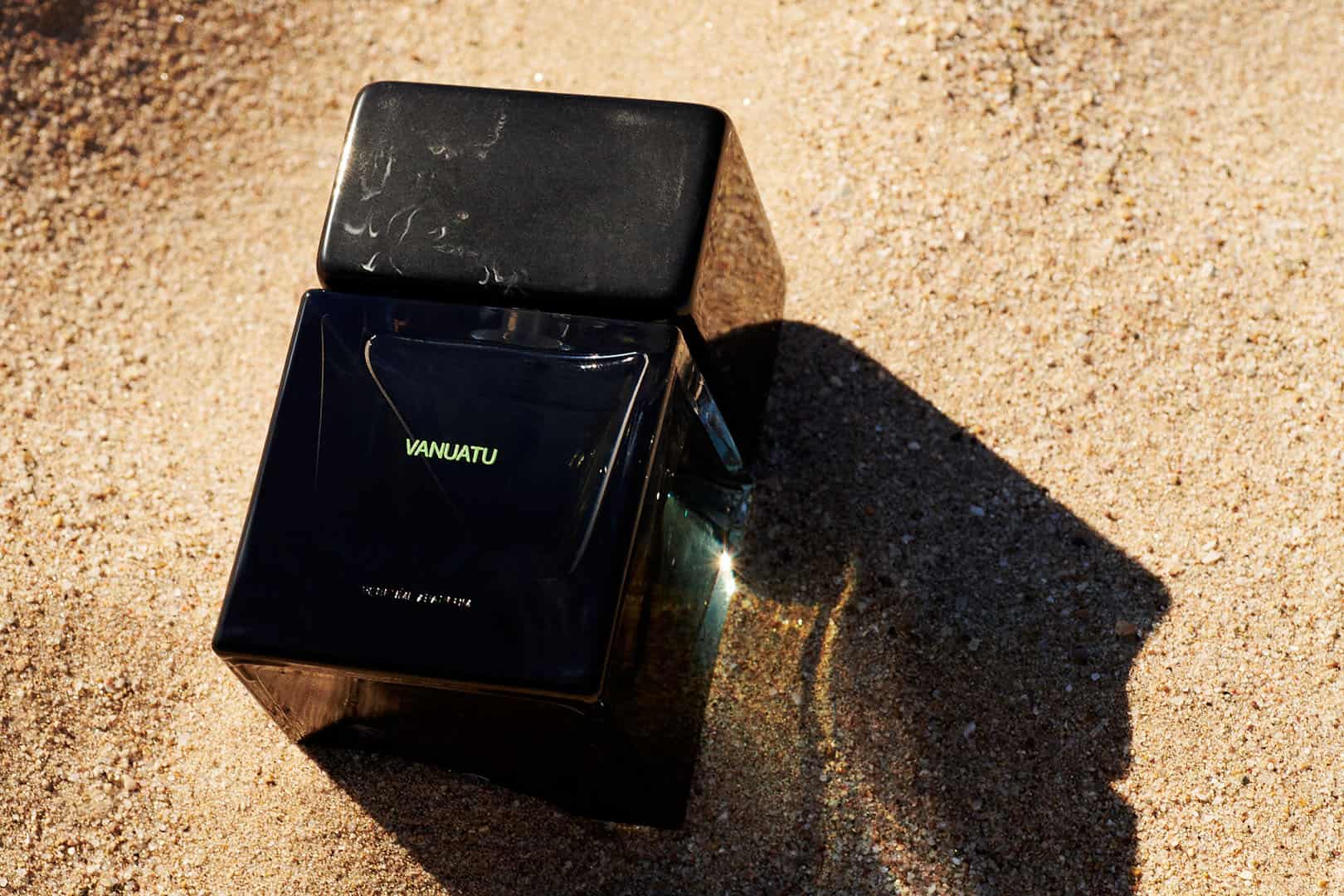 Parfymen Vanuatu från Soradora på en sandstrand