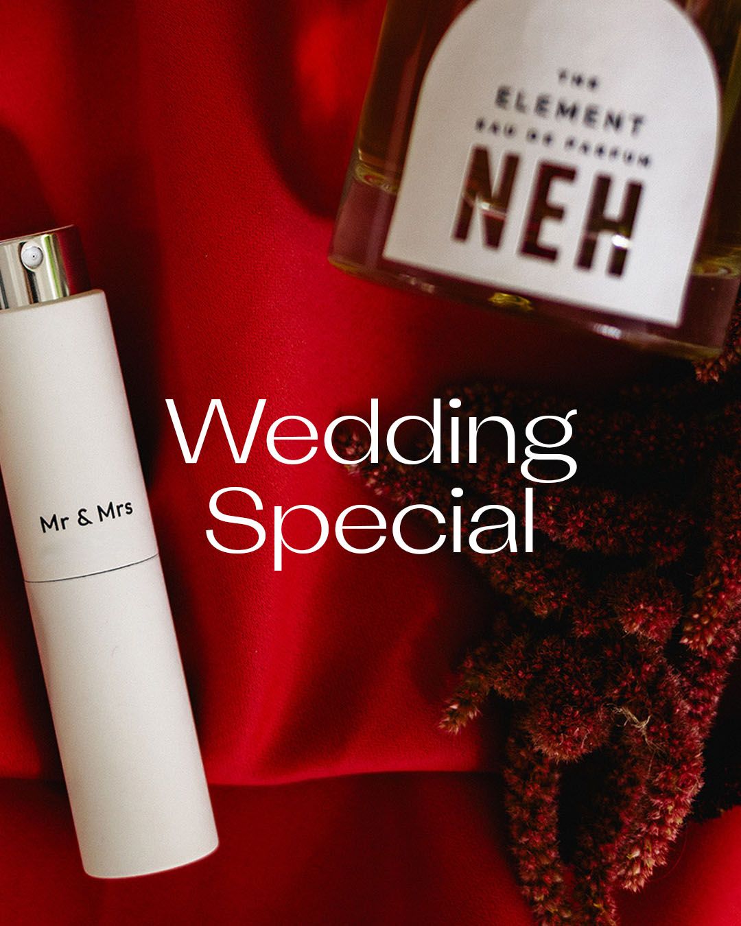2 stycken parfymer på ett rött tyg med texten wedding special