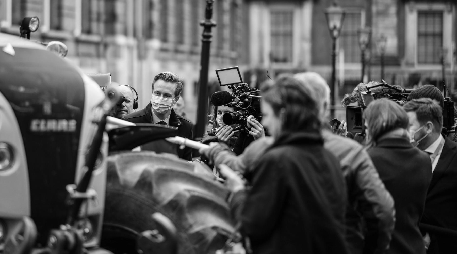 Équipe de presse protégée lors d'un reportage