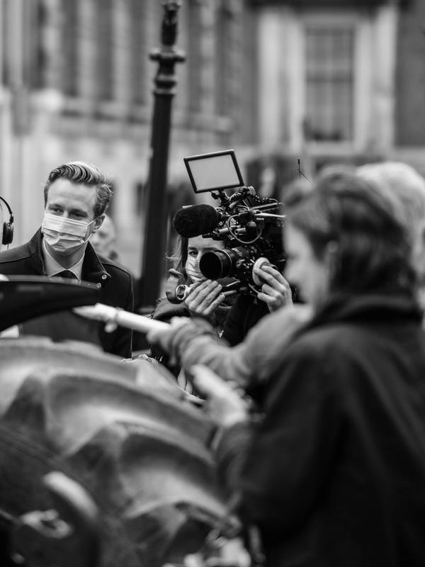 Équipe de presse protégée lors d'un reportage