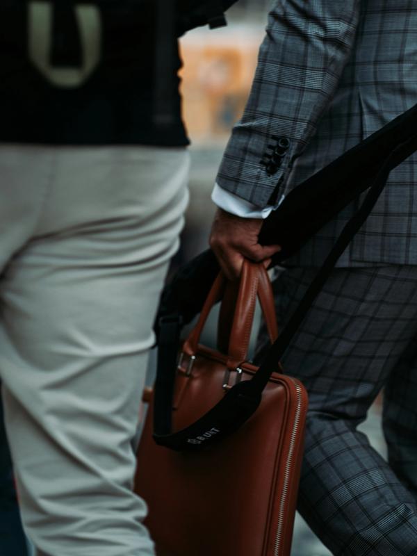 Dispositif de protection discrète et de contre-surveillance en environnement urbain