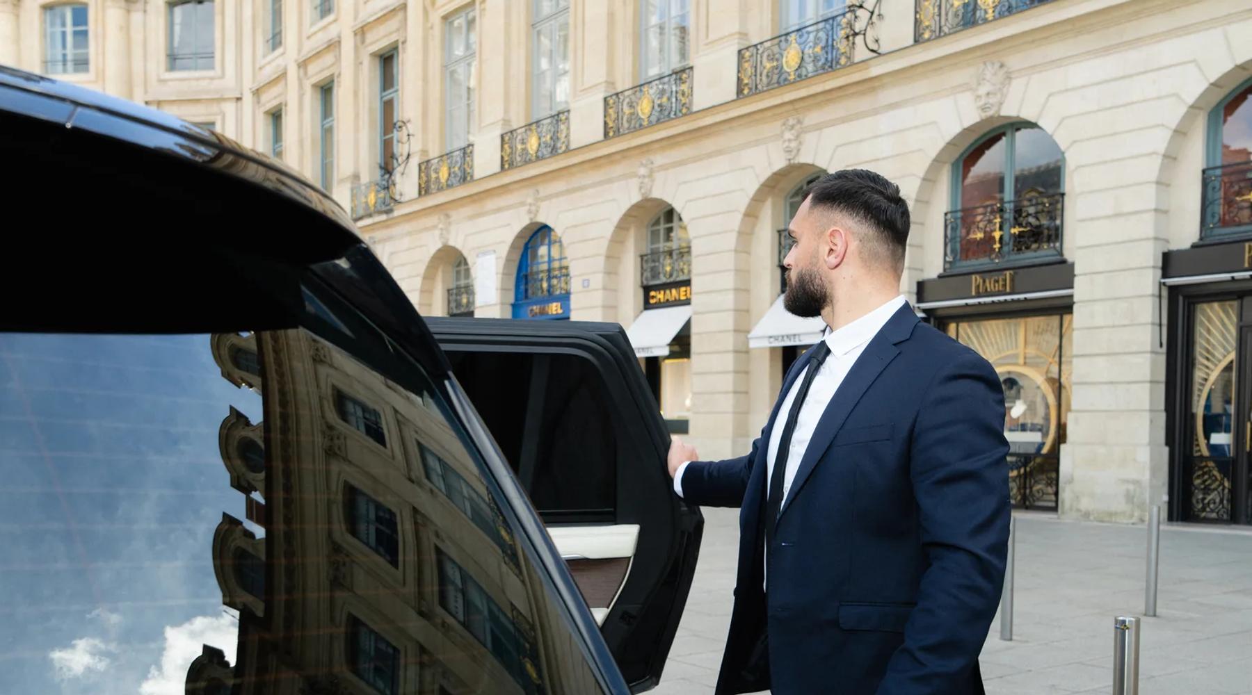 Agent de protection rapprochée KFM Protection accompagnant un client