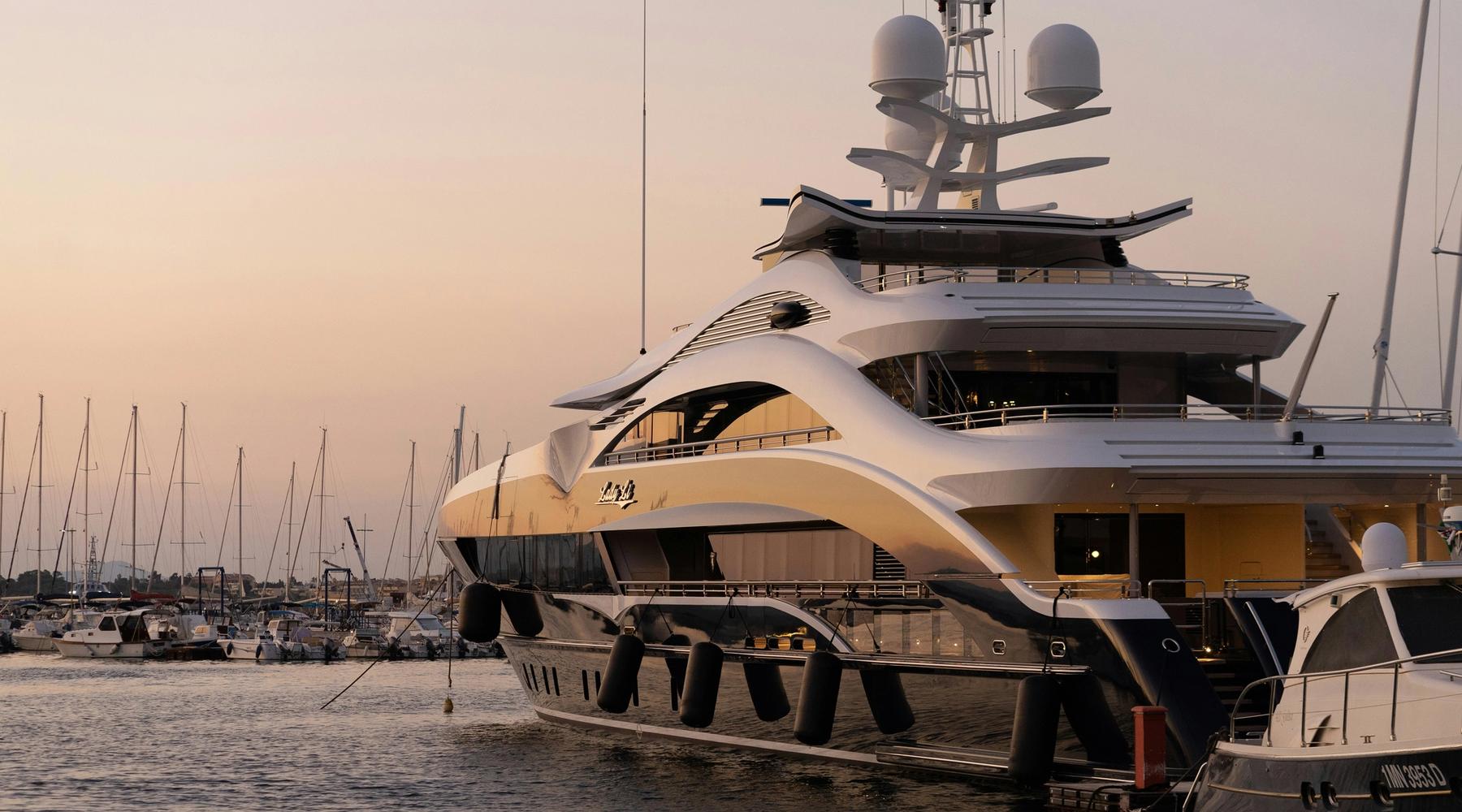 Superyacht protégé au port par les agents KFM Protection
