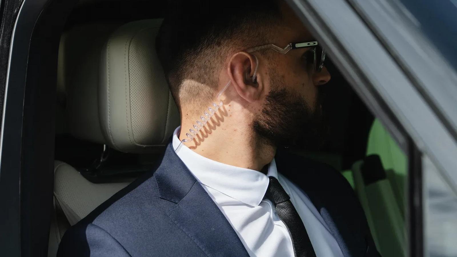 Agent de protection rapprochée en tenue civile, illustrant la discrétion