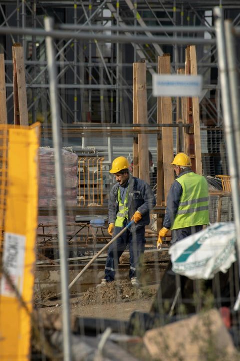 建設現場・工事や安全管理をイメージした写真|東京の行政書士(トップ・業種別・建設業界)