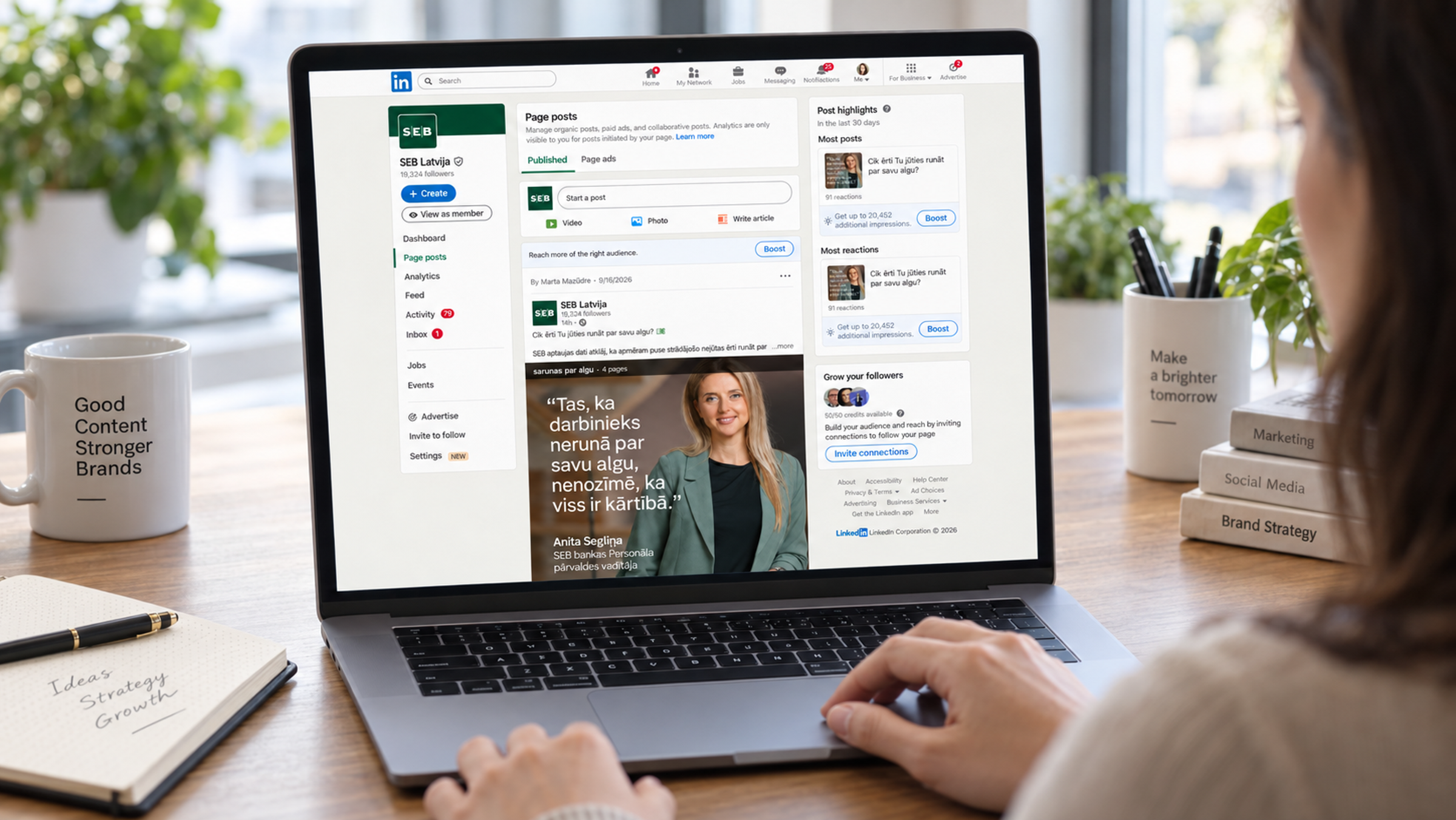 Cilvēks planšetē skatās SEB Latvija LinkedIn ierakstu par sarunām par algu.