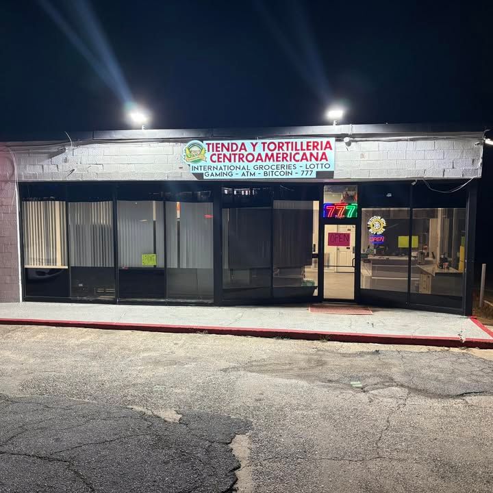 Fachada de Tienda y Tortillería Centroamericana de noche, con el letrero de la tienda iluminado