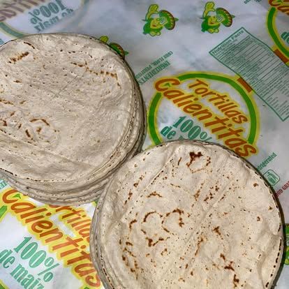 Pila de tortillas de maíz frescas envueltas en su empaque de Tortillas Calientitas