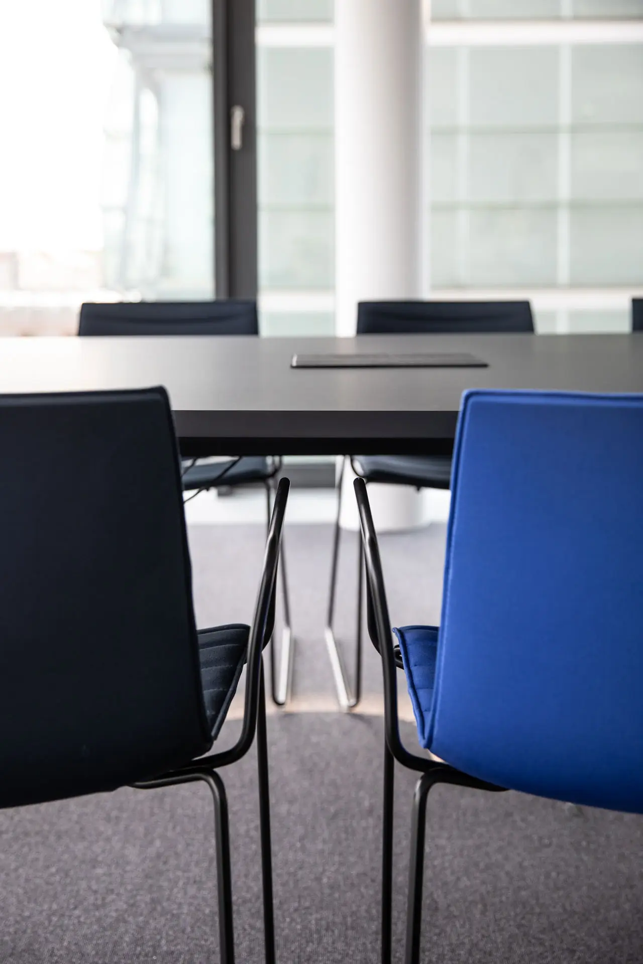 Bürostühle im Meetingraum in schwarz und blau