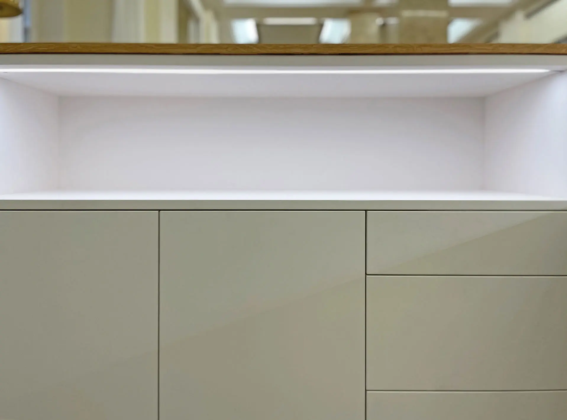 Nahaufnahme Empfangstresen in weiß mit Beleuchtung