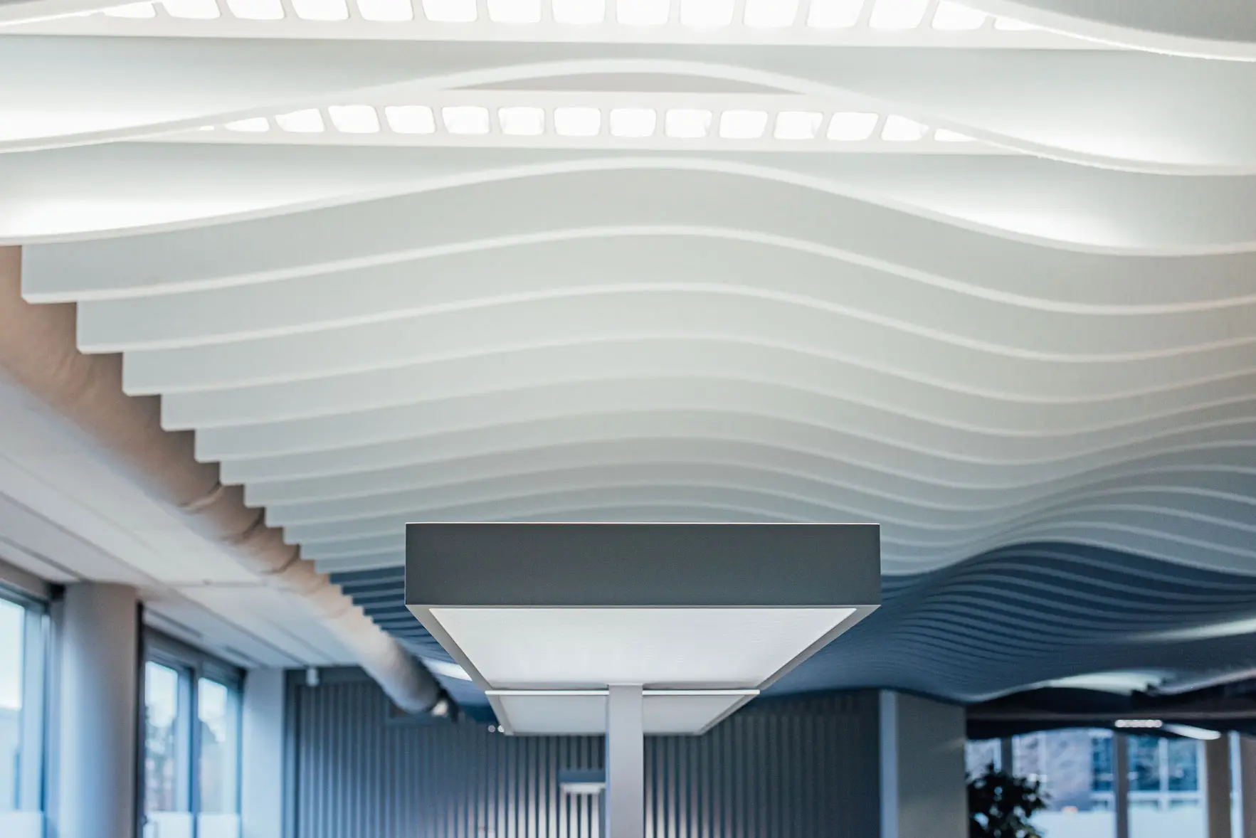 Bild von Akustikelementen in Kombination mit Arbeitsplatzbeleuchtung