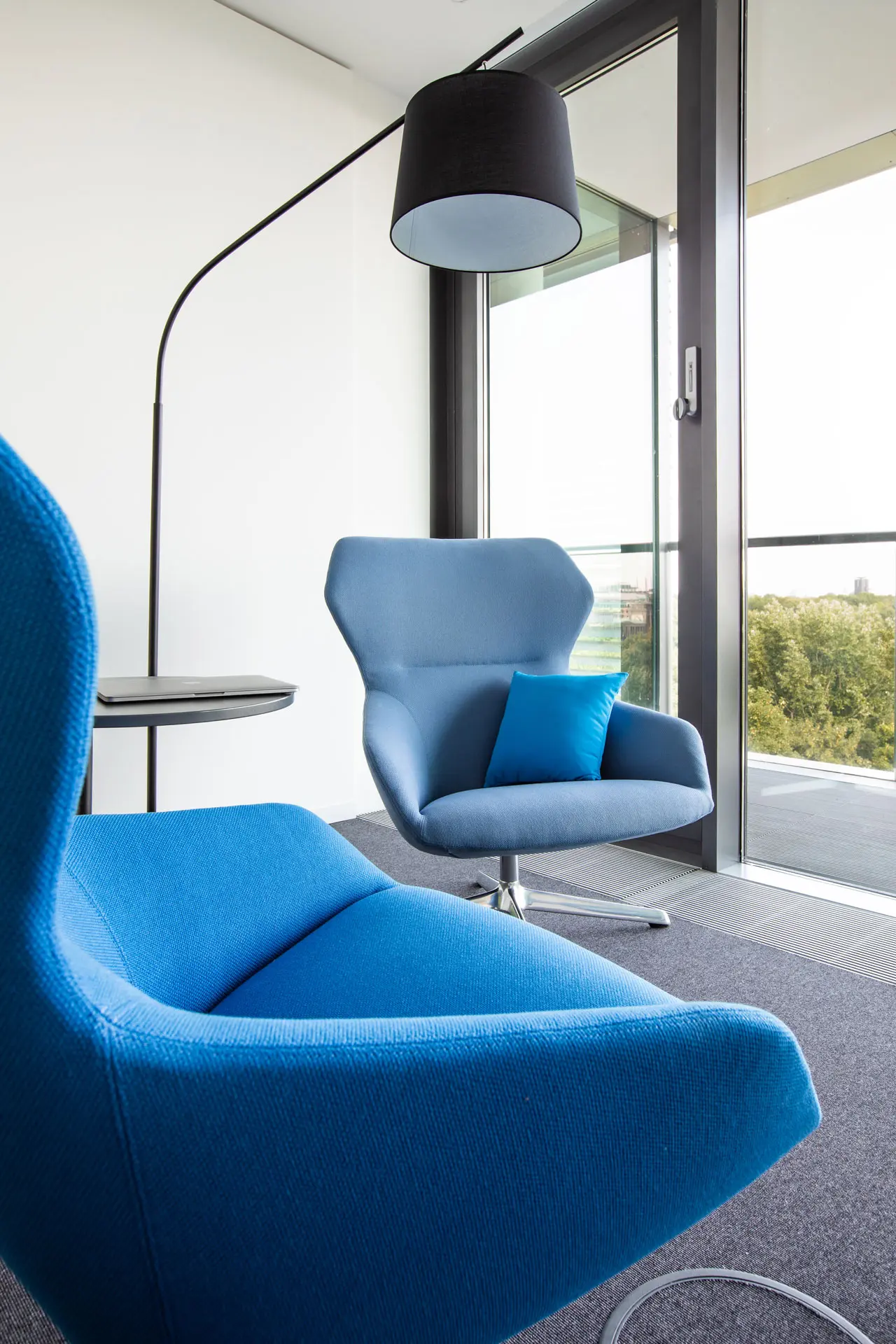 Silent Room mit Sesseln und Stehlampe