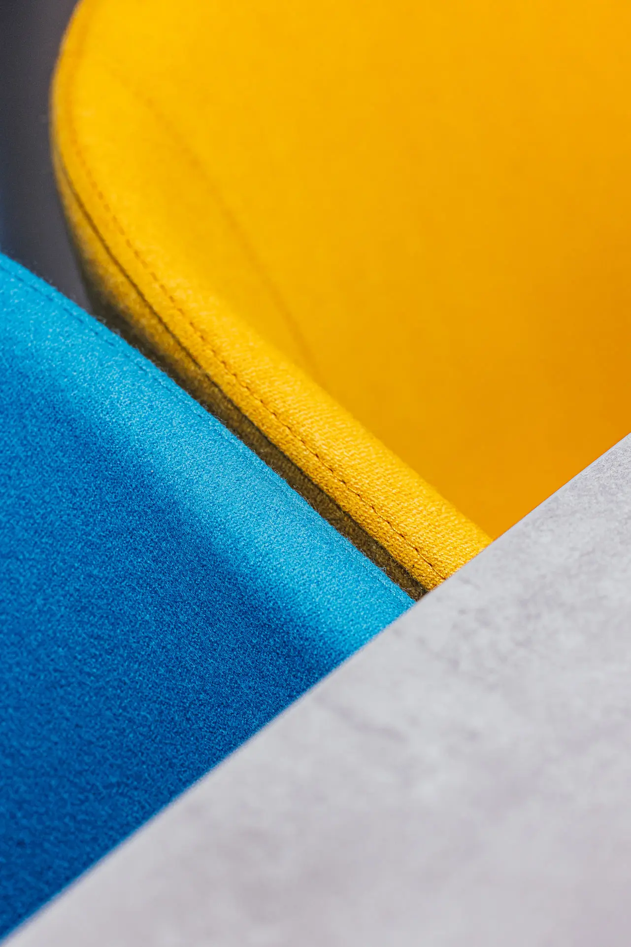 Bild von Meetingstühlen in gelb und blau im Jobcenter Berlin