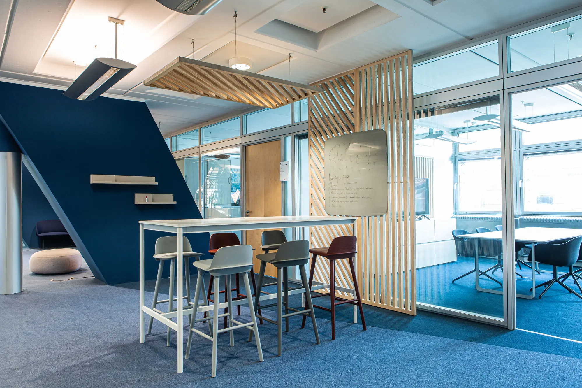 Foto von Holzelementen der Pergola im IHK Office