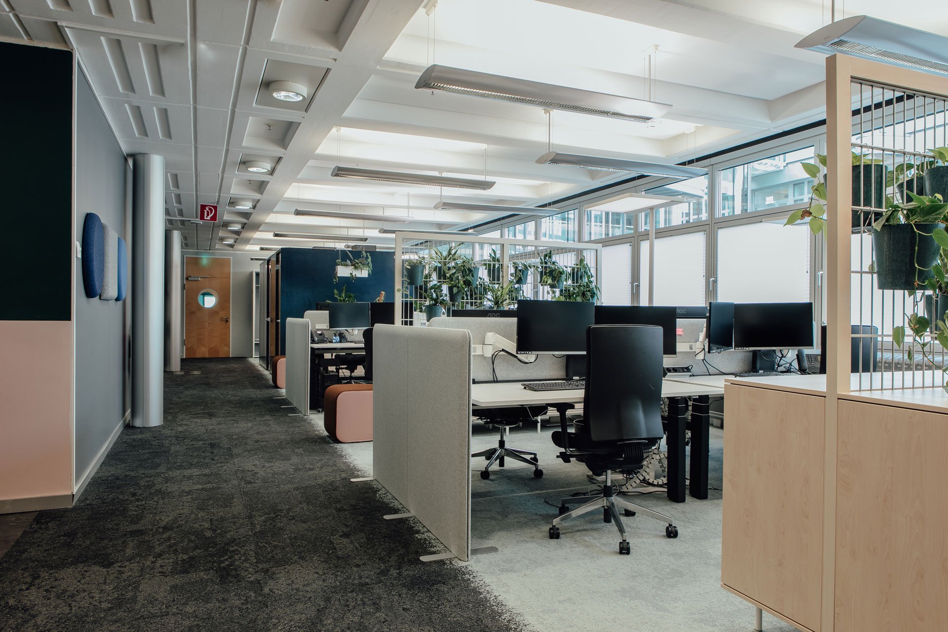 Open Space mit ergonomischen Büromöbeln