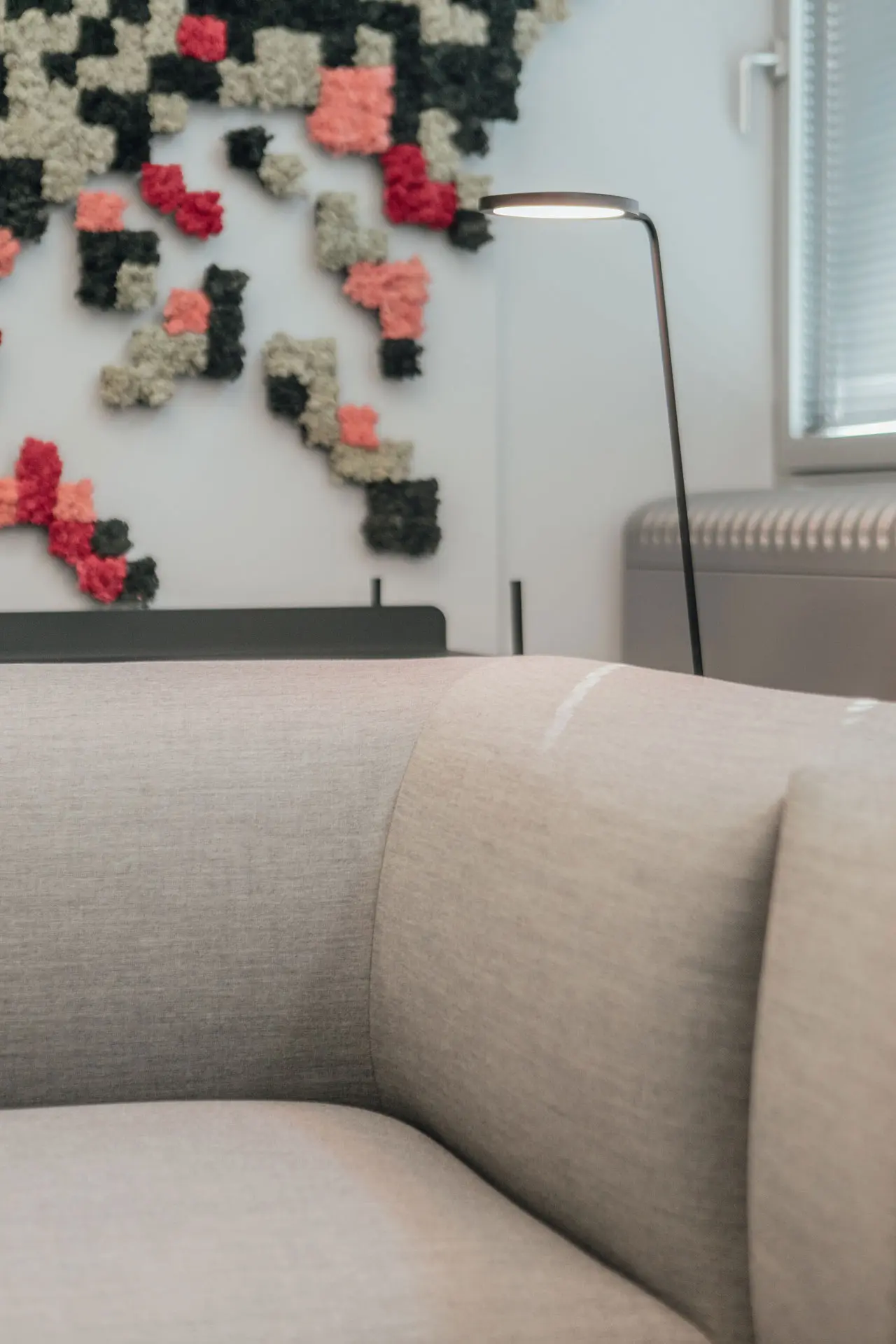 Sofa mit Beistelllampe