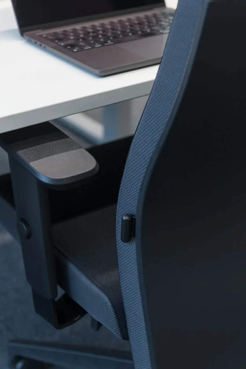 Nahaufnahme Arbeitsplatz und Bürodrehstuhl 