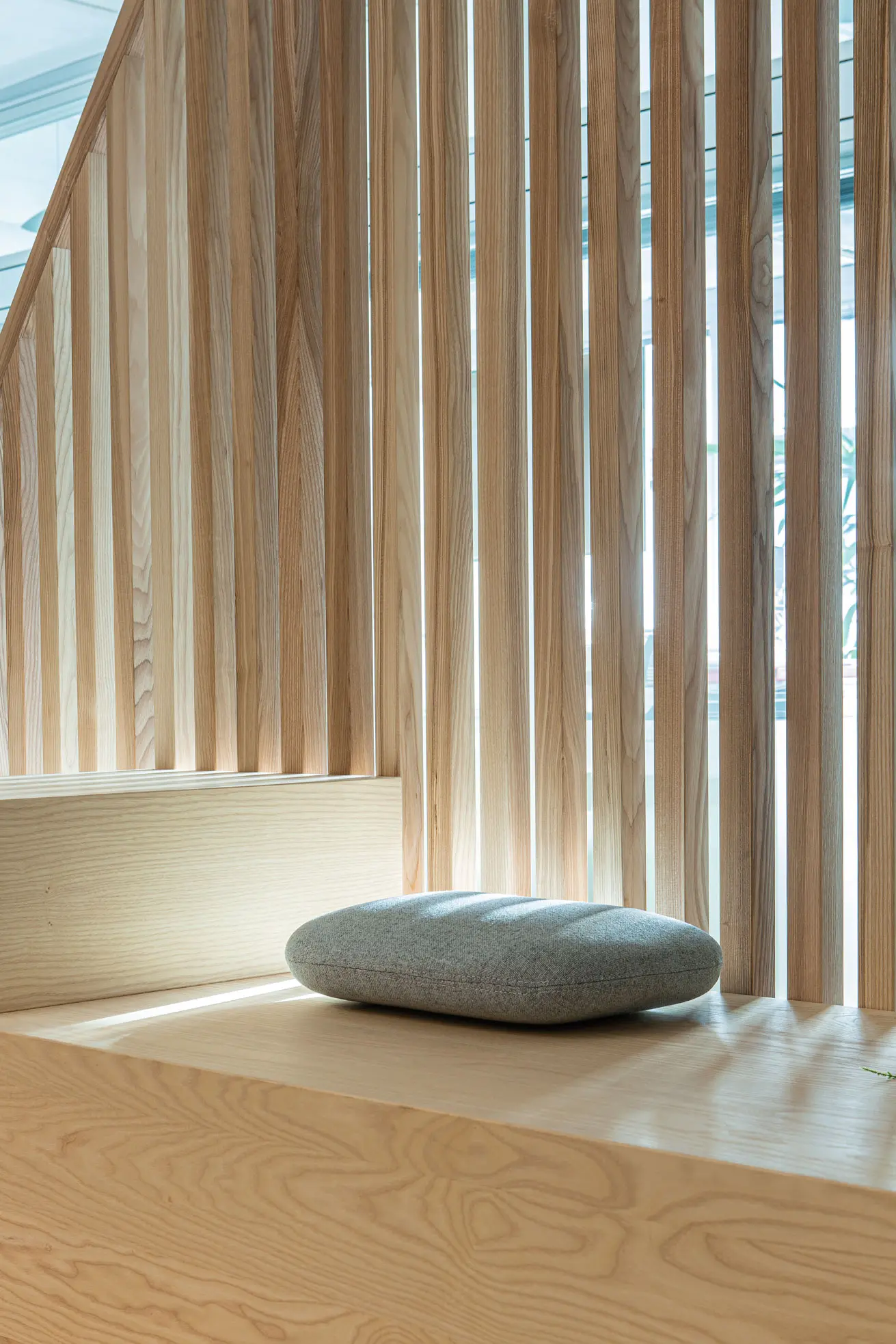 Blaue Akustiklösungen und Holzelemente im Office