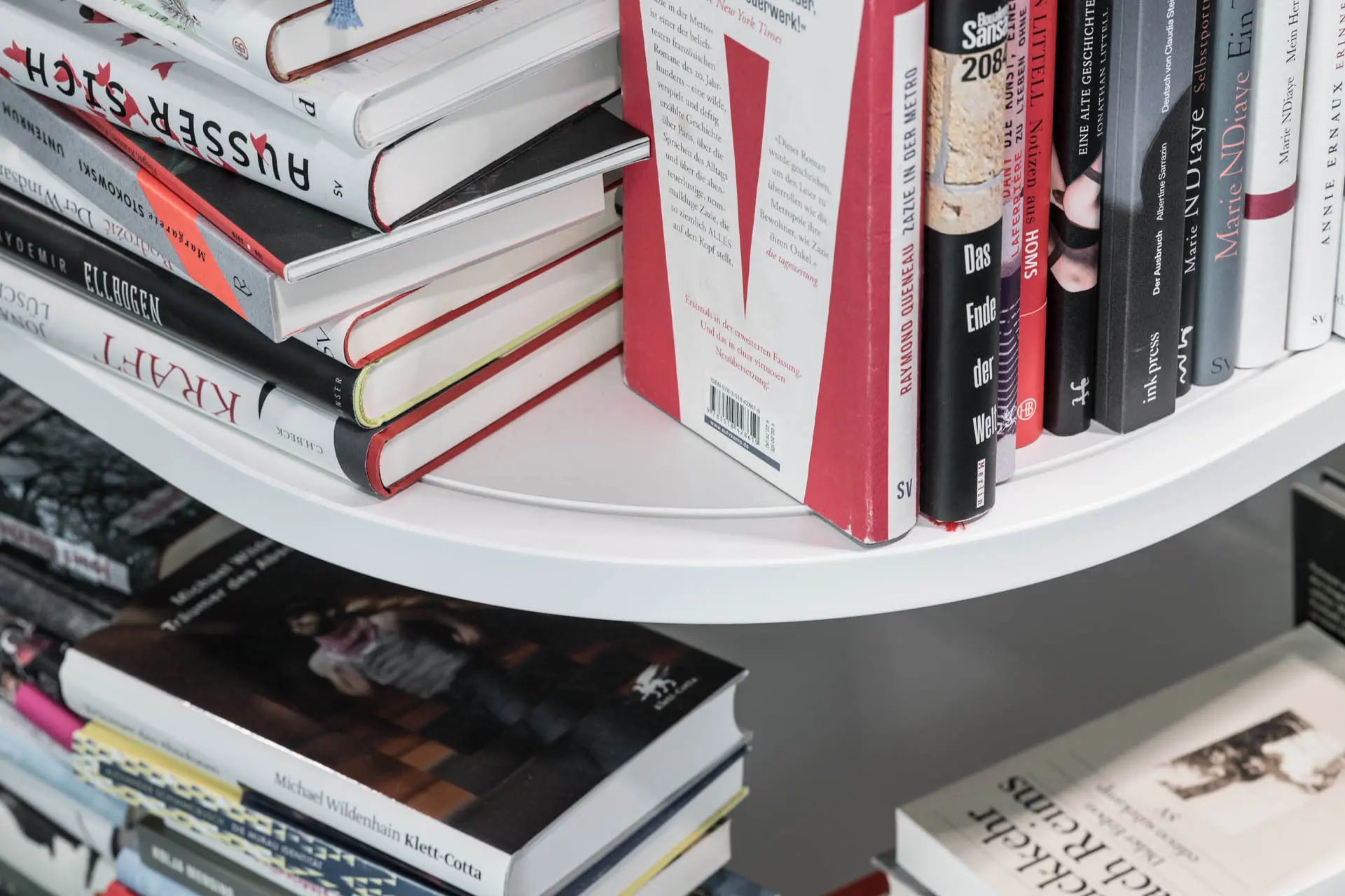 Weißes Bücherregal mit einer Vielzahl von Büchern