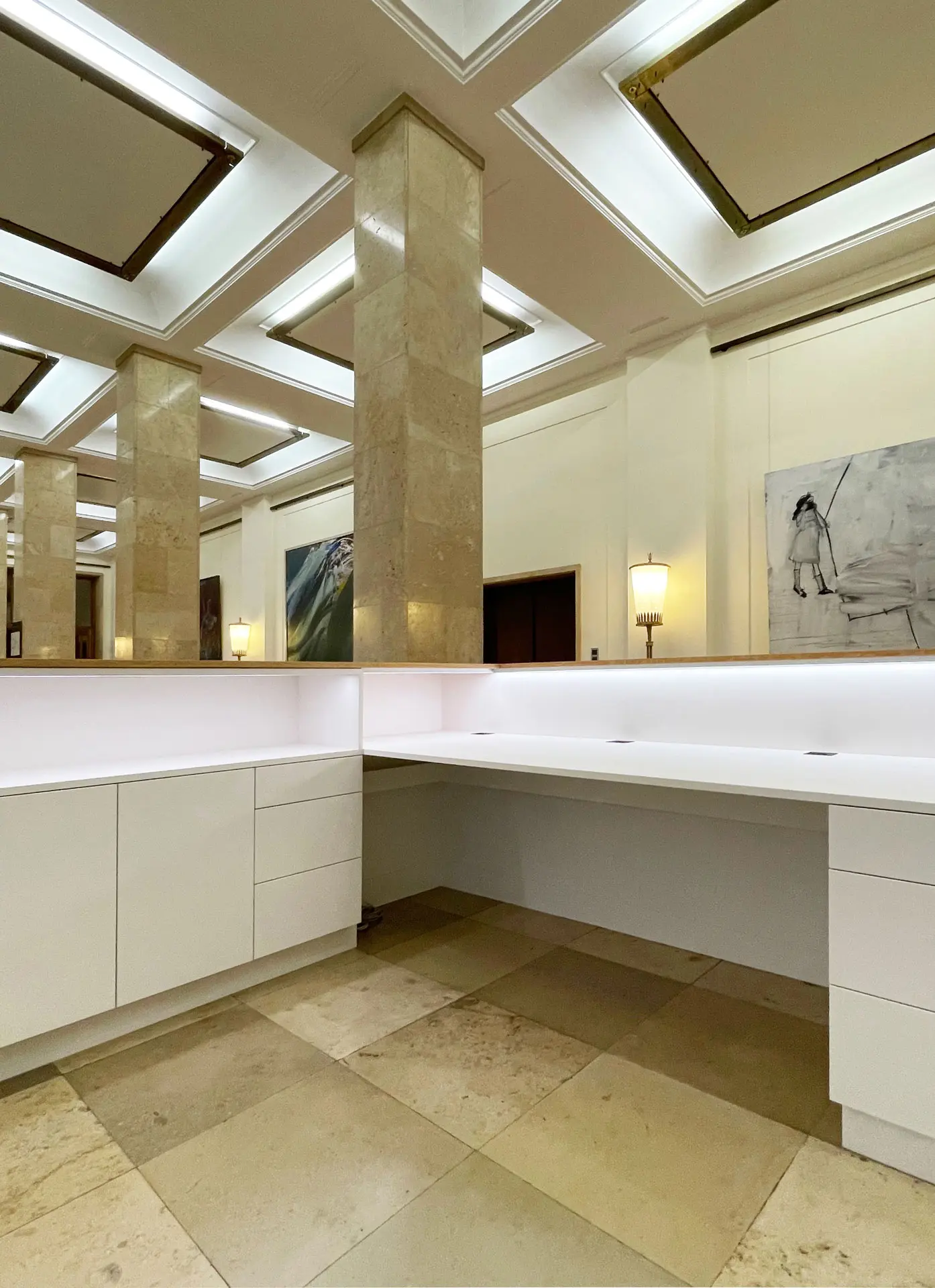 Weißer Empfangstresen aus Eiche